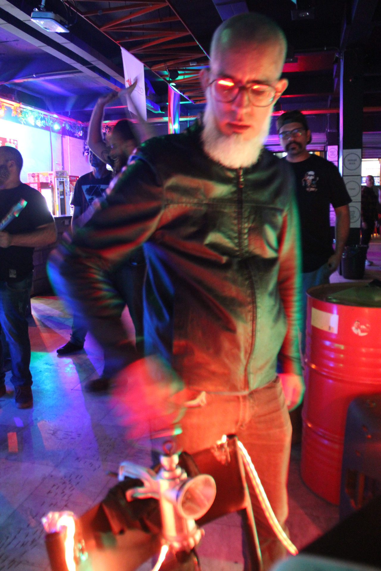 Interação de Joênio Costa durante show da banda Maria Sanina, no Canteiro Central, Brasília, 2019.